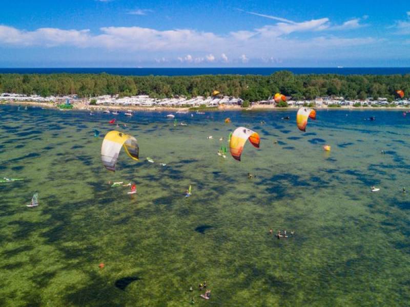 Grupowe czy indywidualne szkolenie kitesurfingowe: który sposób nauki jest bardziej efektywny?